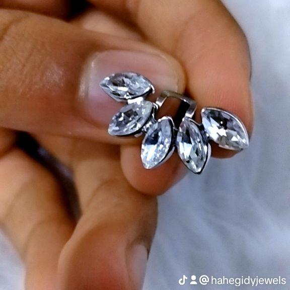 Earcuff Elegance con Cristalli Pendenti Raffinato Design Moderno Cristalli Luminosi Effetto Brillante Comfortabile Senza Fori Ideale per Ogni Occasione