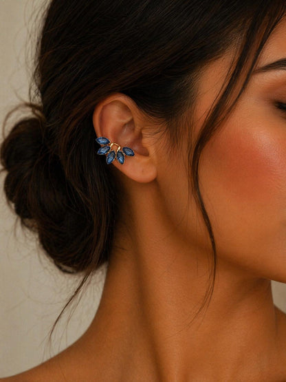 Earcuff Elegance con Cristalli Pendenti Raffinato Design Moderno Cristalli Luminosi Effetto Brillante Comfortabile Senza Fori Ideale per Ogni Occasione