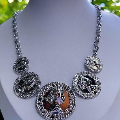 Collana Pendente a Moneta Antica Vintage per Abbinamenti Eleganti e Look Sofisticati Accessorio Unico e Originale
