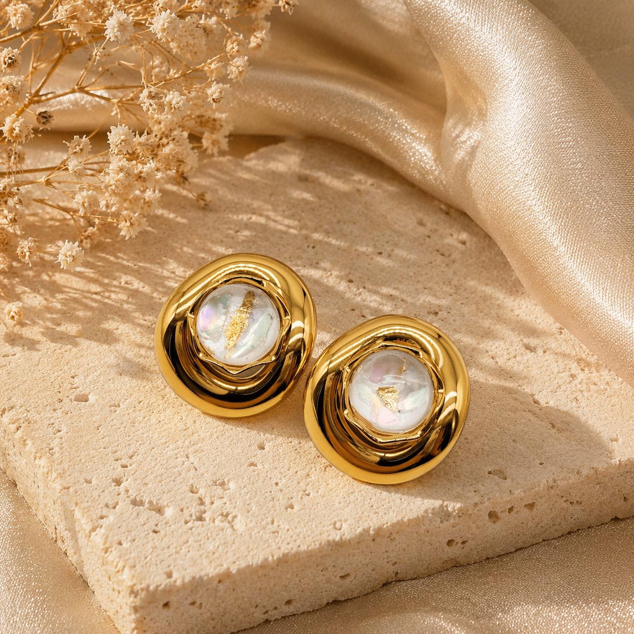 Orecchini Elegance Dorati con Pietra Azzurra Effetto Naturale Design Rotondo Moderno Finitura Brillante per Ogni Occasione