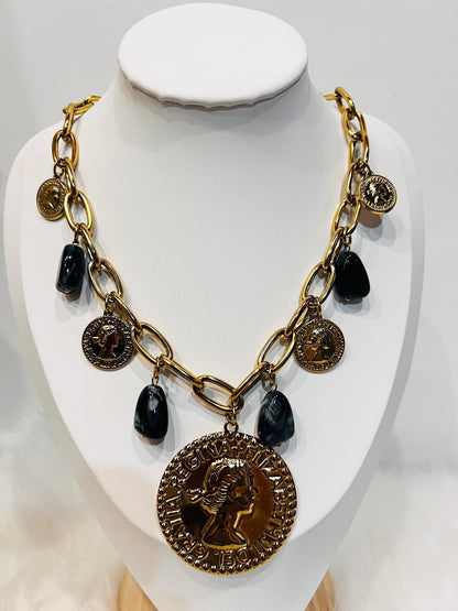 Collana Charms Oro in Acciaio Inox con Ciondoli Moneta e Inserti in Resina Colorata Elegante e Raffinata per Ogni Outfit