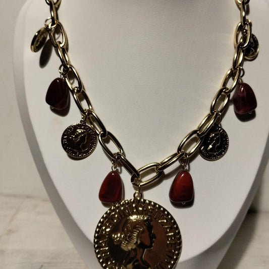 Collana Charms Oro in Acciaio Inox con Ciondoli Moneta e Inserti in Resina Colorata Elegante e Raffinata per Ogni Outfit