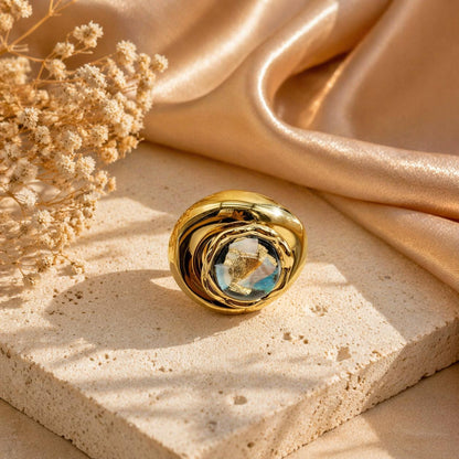 Anello Elegance Dorato con Pietra Azzurra