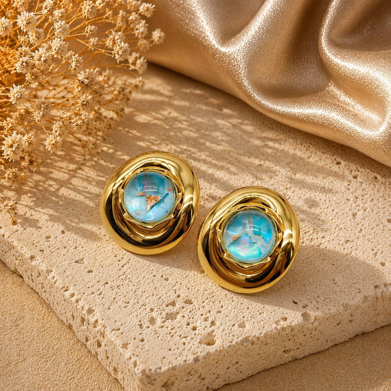 Orecchini Elegance Dorati con Pietra Azzurra Effetto Naturale Design Rotondo Moderno Finitura Brillante per Ogni Occasione