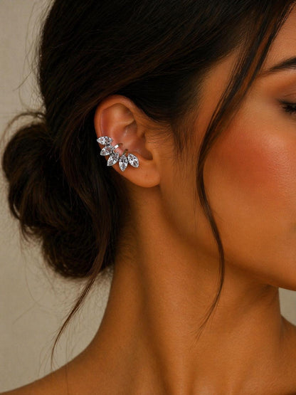 Earcuff Elegance con Cristalli Pendenti Raffinato Design Moderno Cristalli Luminosi Effetto Brillante Comfortabile Senza Fori Ideale per Ogni Occasione