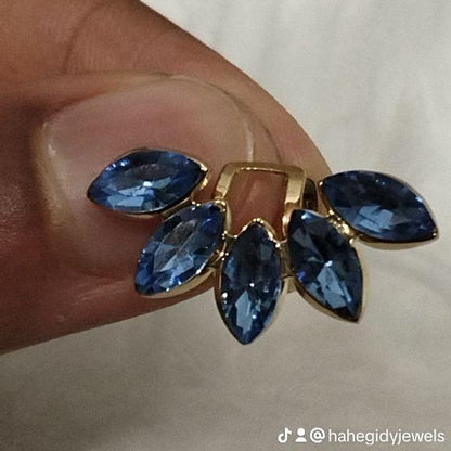 Earcuff Elegance con Cristalli Pendenti Raffinato Design Moderno Cristalli Luminosi Effetto Brillante Comfortabile Senza Fori Ideale per Ogni Occasione