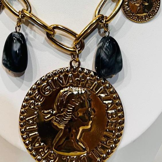 Collana Charms Oro in Acciaio Inox con Ciondoli Moneta e Inserti in Resina Colorata Elegante e Raffinata per Ogni Outfit