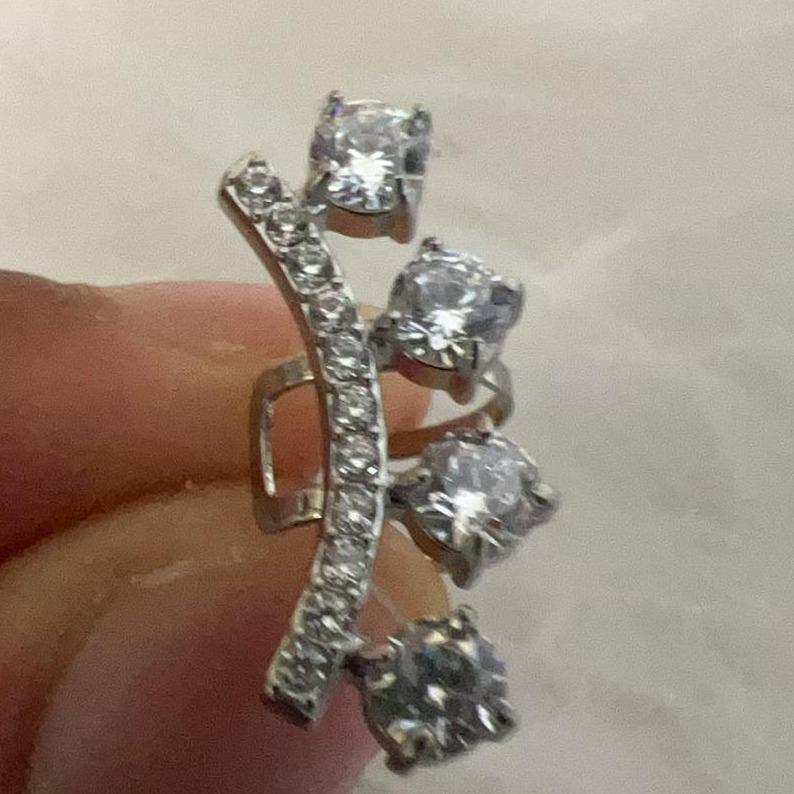 Earcuff Elegance con Cristalli Pendenti (3 Varianti)