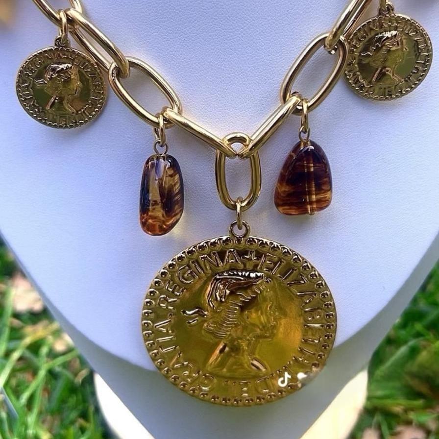 Collana Charms Oro in Acciaio Inox con Ciondoli Moneta e Inserti in Resina Colorata Elegante e Raffinata per Ogni Outfit