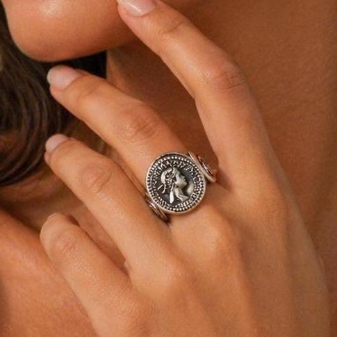 Anello vintage con moneta – Un accessorio di stile italiano.