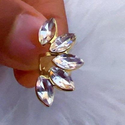 Earcuff Elegance con Cristalli Pendenti Raffinato Design Moderno Cristalli Luminosi Effetto Brillante Comfortabile Senza Fori Ideale per Ogni Occasione