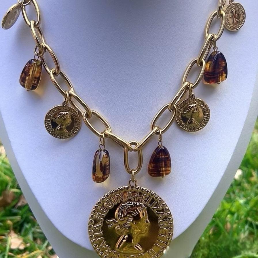 Collana Charms Oro in Acciaio Inox con Ciondoli Moneta e Inserti in Resina Colorata Elegante e Raffinata per Ogni Outfit