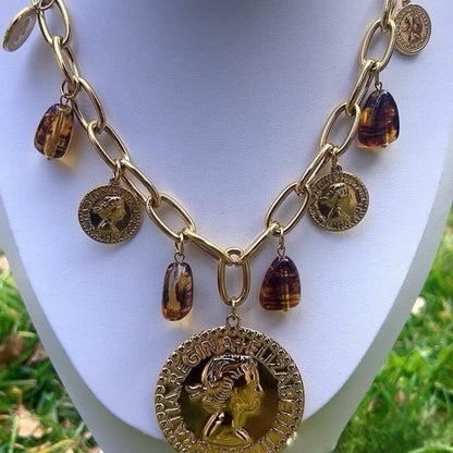 Collana Charms Oro in Acciaio Inox con Ciondoli Moneta e Inserti in Resina Colorata Elegante e Raffinata per Ogni Outfit