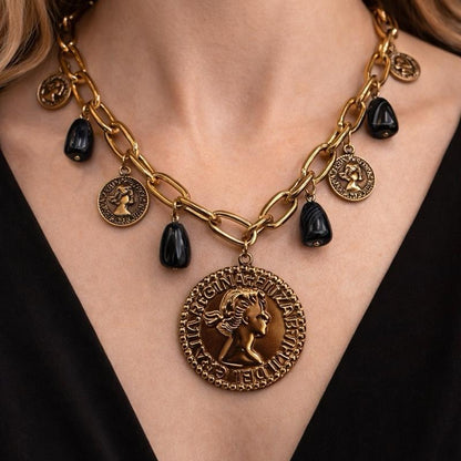 Collana Charms Oro in Acciaio Inox con Ciondoli Moneta e Inserti in Resina Colorata Elegante e Raffinata per Ogni Outfit